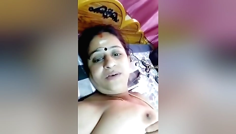 Mallu aunty shows off her nice boobs and sexy body