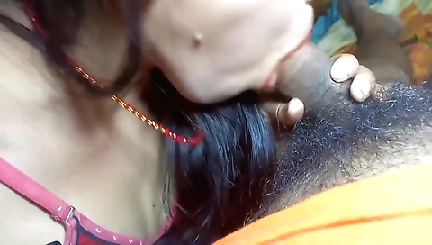 Indian bhabhi with a sexy face is a bit clumsy in a hot way