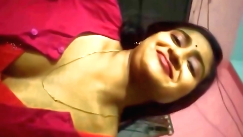 Indian bhabhi video shows a shaved pussy in a sexy bikini