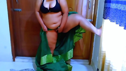 Indian girl with a nice round ass gets her stepson-in-law's dick