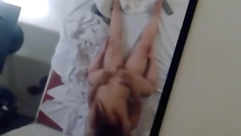 Brunette amateur webcam video shows a hot chick with a great ass