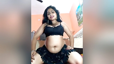 Hot amateur bhabhi shows off her body on the web cam