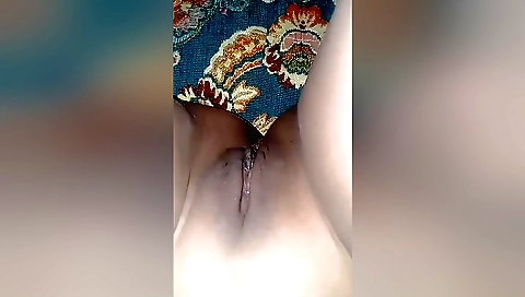Indian sex video shows a hot girl with a shaved pussy