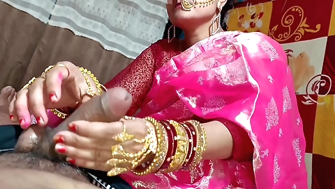 Handjob with a gorgeous lady who is feeling the coolness of her love
