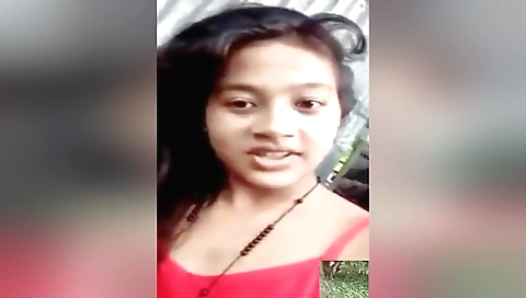 Hot girl in the outdoor video is showing her sexy body