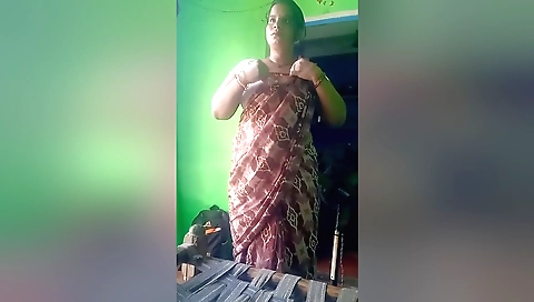 Stunning indian brunette solo video with a great body