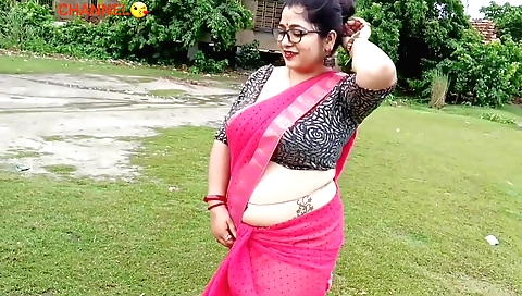 Indian woman masturbates while on her feet and masturbating