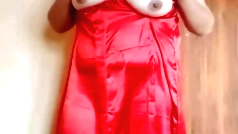 Indian solo female video showing how she rubs herself
