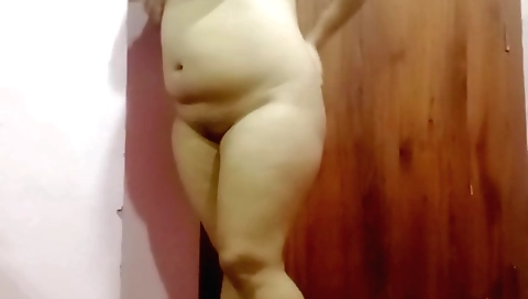 Indian chick with a hot body is masturbating in the webcam