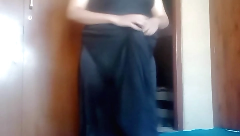 Amateur solo female video showing her big juicy ass