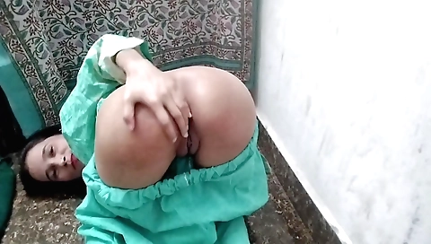 Indian teen has a nice body and a cute face in solo video