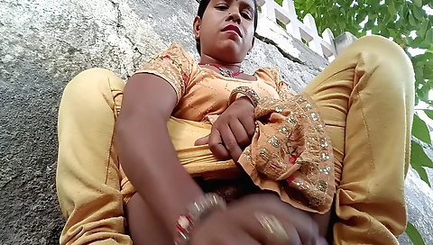 Indian girl in hot shoes gets fingered in the open