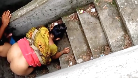Bhabhi ko sidhi me choda hot indian bhabhi fucking in top of house