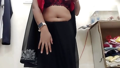 Indian slut with big boobs shows her boobs in a black sari