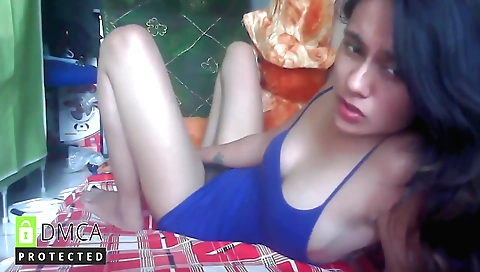 Natural beauty shows off her body in homemade sex video