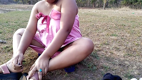 Bhabi girl shows her boobs and ass in outdoor bath