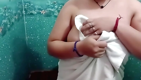 Sexy brunette babe makes an awesome amateur porn vid