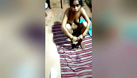 Indian brunette shows off her big booty in homemade porn