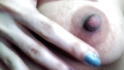 Indian big-titted girl showing her body in an erotic hd video