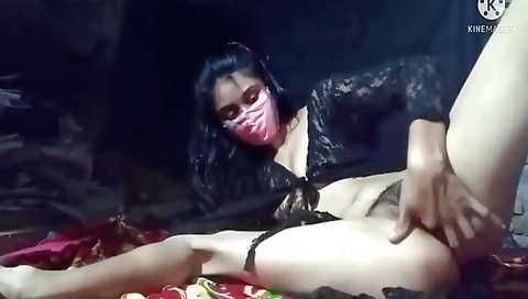 Amateur amateur girl has wet pussy in front of webcam