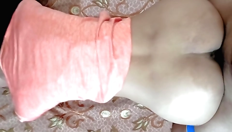 Brunette amateur gets her wet pussy in front of the web camera