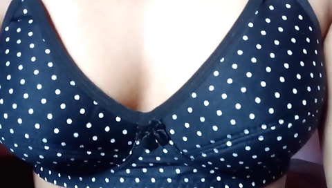 Indian solo woman shows her sexy body on amateur vid
