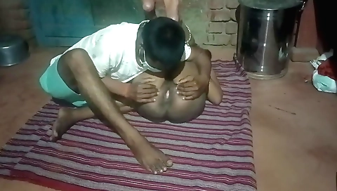 Indian brunette babe gets creampied in amateur video