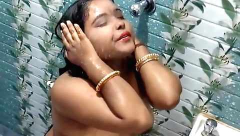 Mature lady is nude in the bathroom in amateur porn video