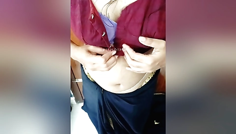Sexy amateur brunette video showing her natural beauty