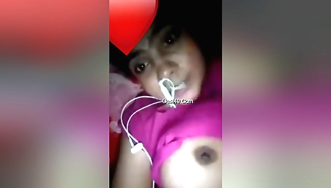 Indian beauty with big boobs showing her boobs on webcam